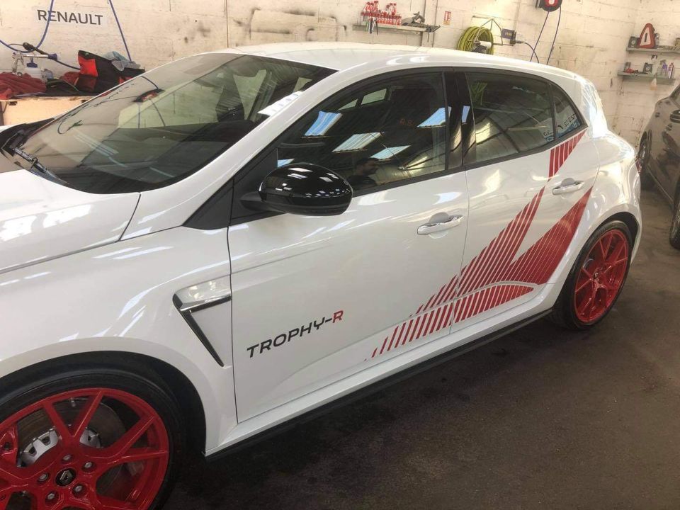 voiture blanche et rouge avant gauche